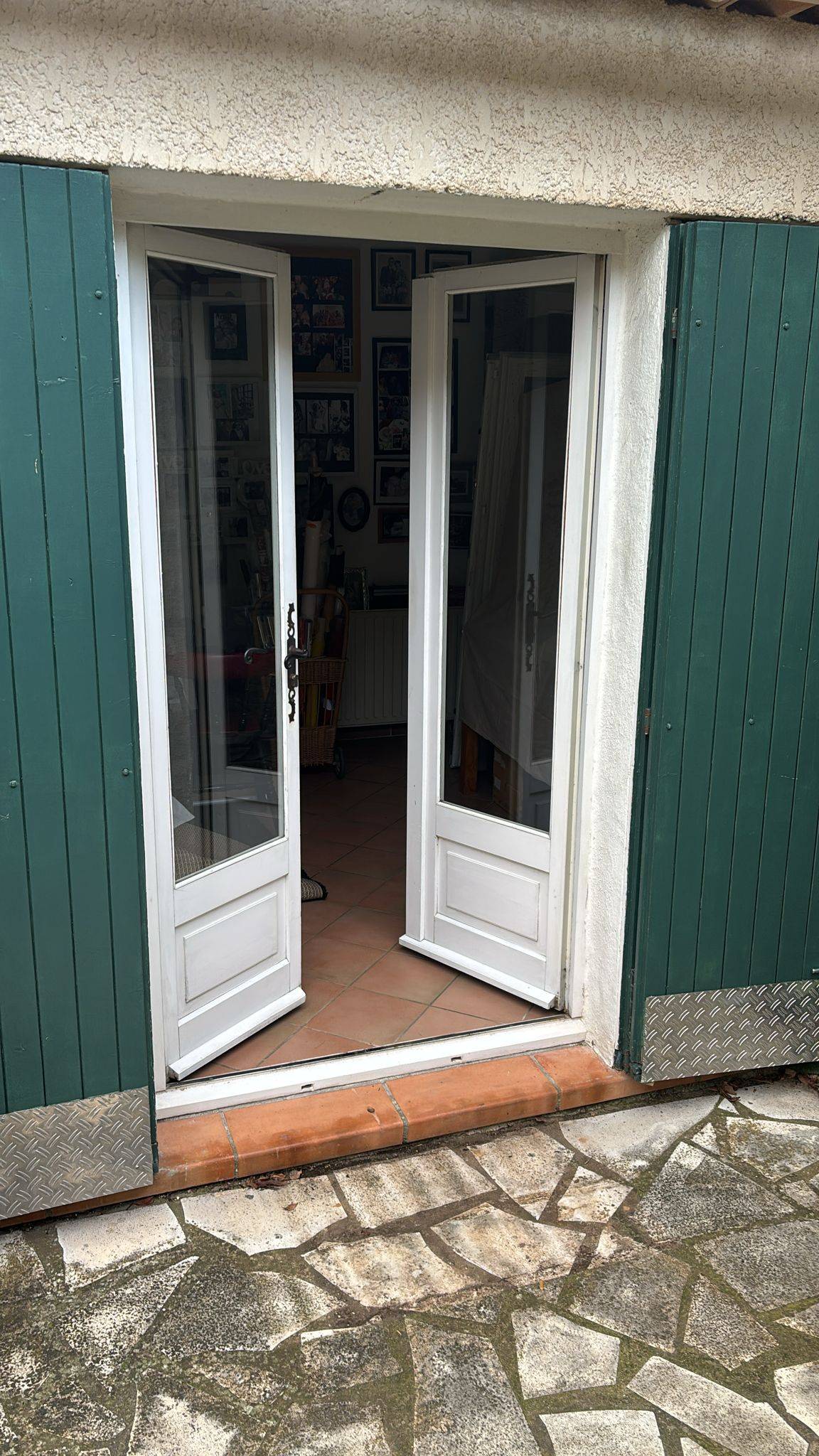 Une porte-fenêtre PVC alliant confort thermique et design moderne