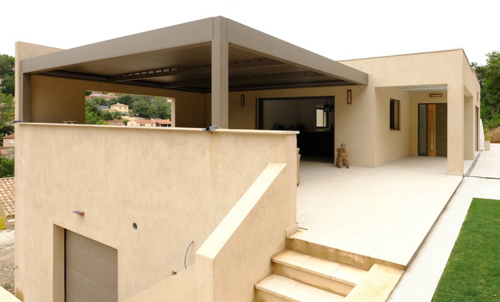 menuisier - pergola bioclimatique avec store motorisé à La Valette du Var