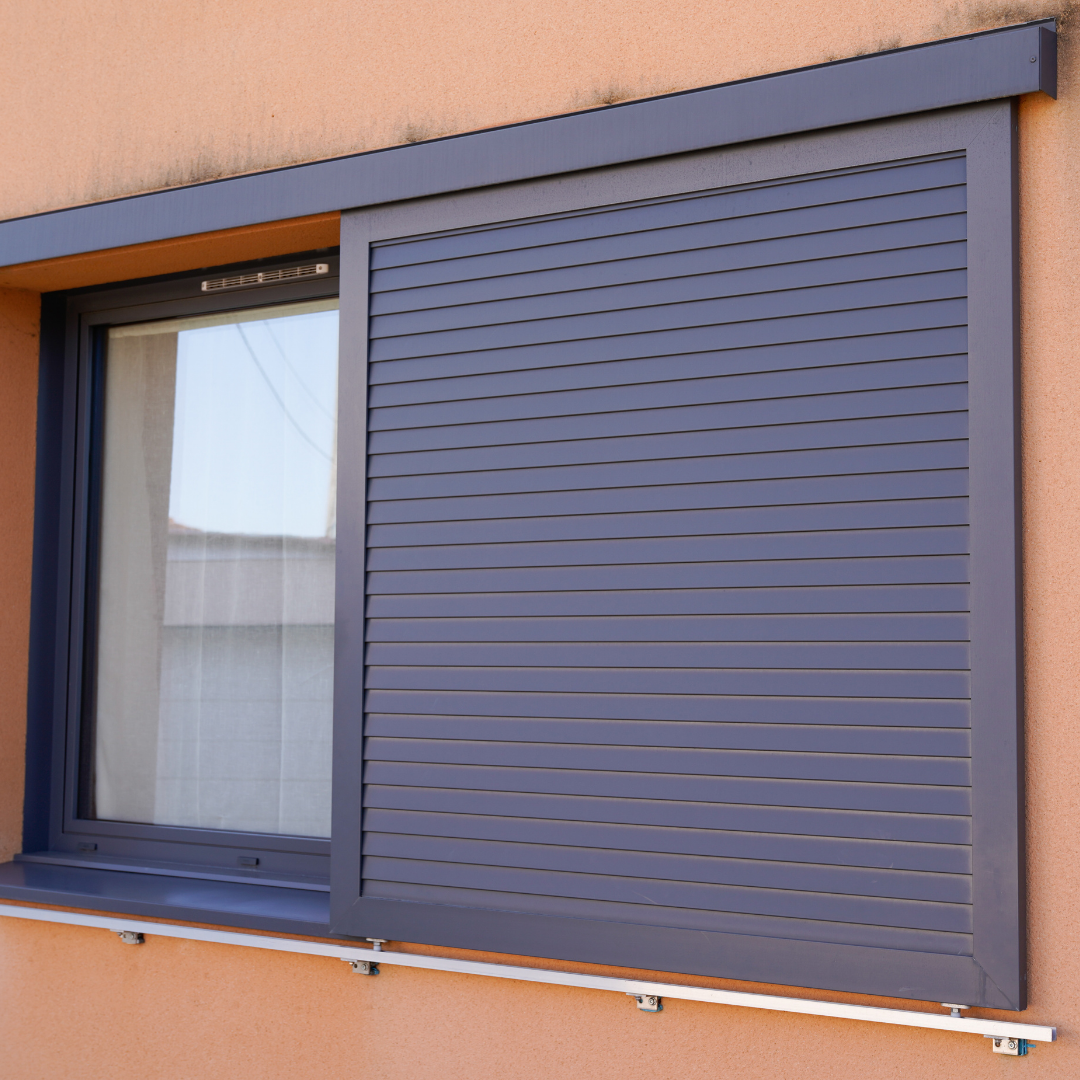 menuisier pour la pose de volet coulissant persienné en aluminium à Carqueiranne