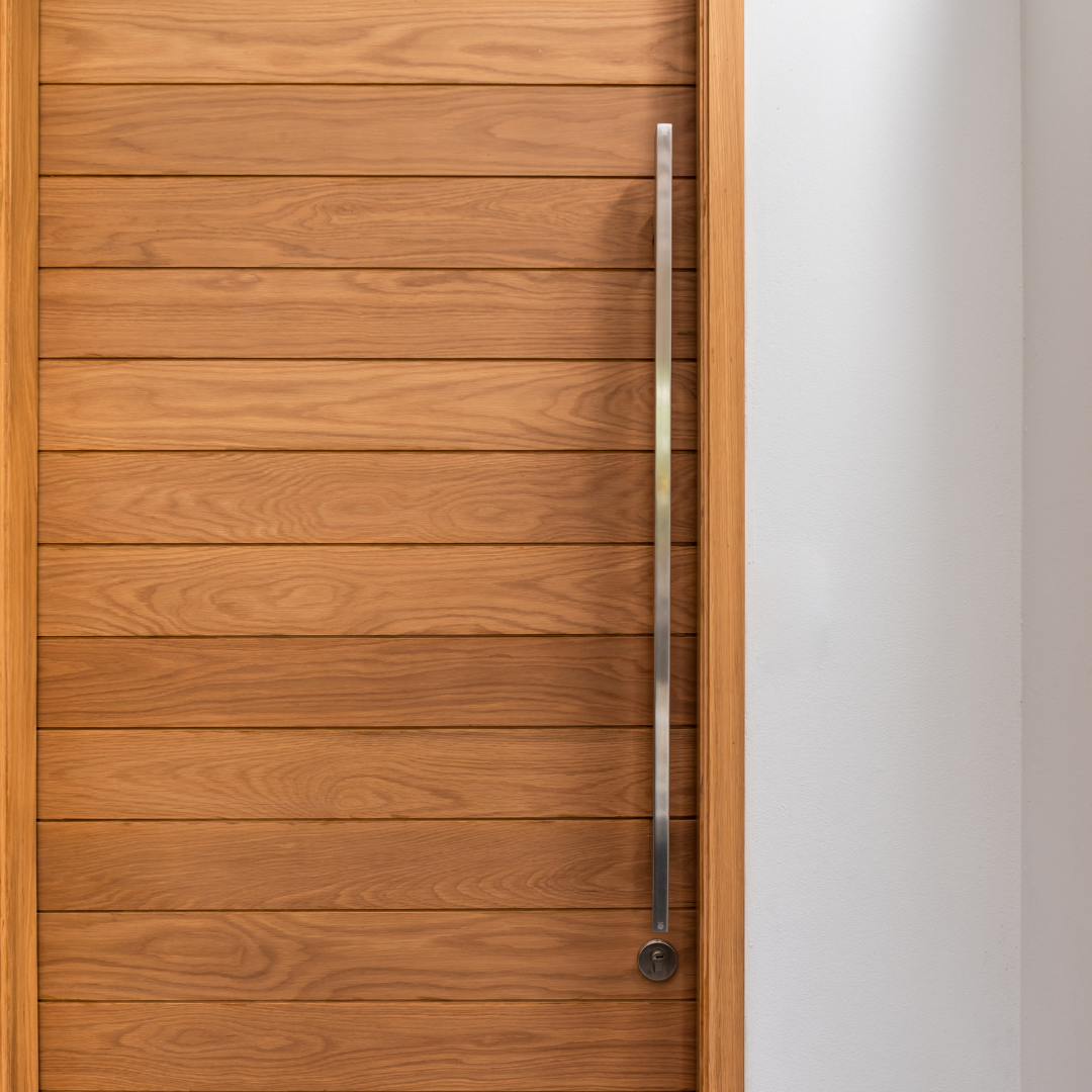 menuisier pour la pose d’une porte en bois près du Lavandou