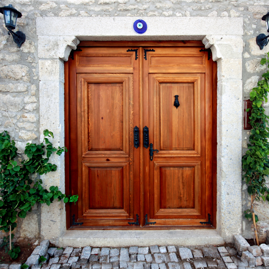prix pose porte en bois à Six Fours les Plages