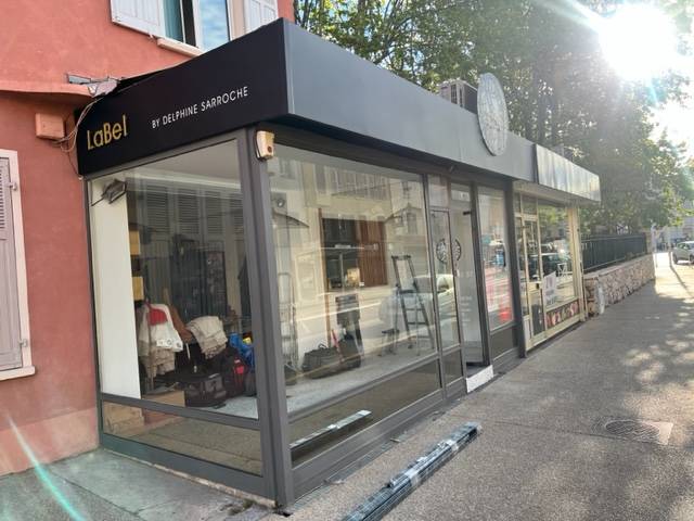 prix pose vitrine alu magasin dans le Var