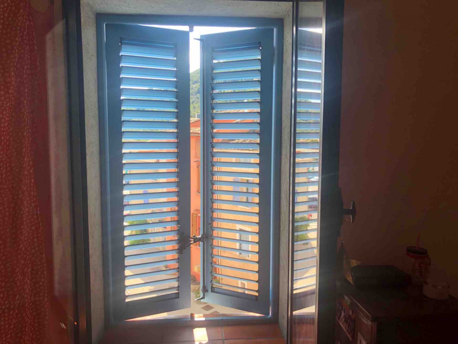 Entrée de lumière avec volets battants