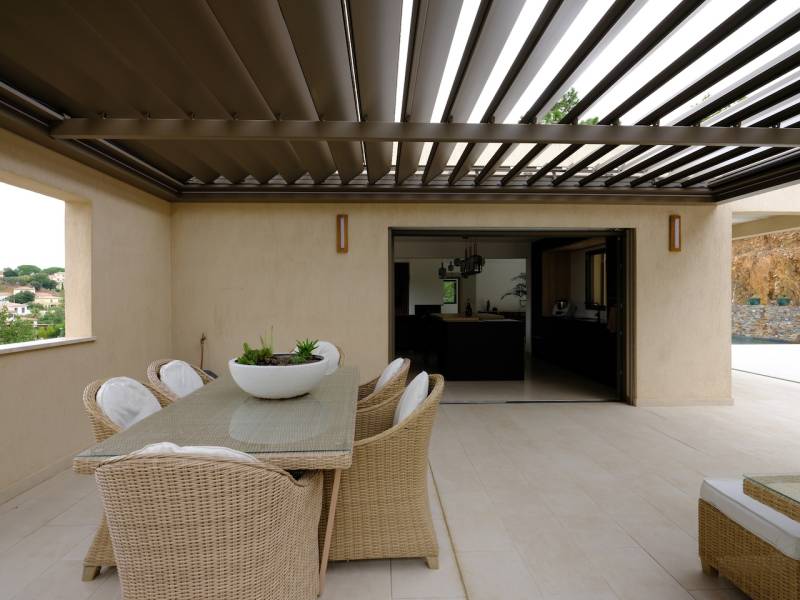 Pergola bioclimatique à lames orientables ouverte à Six Fours les Plages