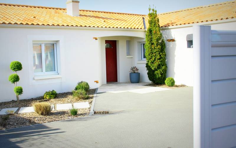 installation d'un portail coulissant motorisé en alluminium gris