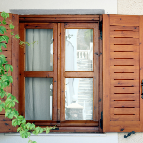 pose de fenêtre en bois par un menuisier près de La Seyne sur Mer 