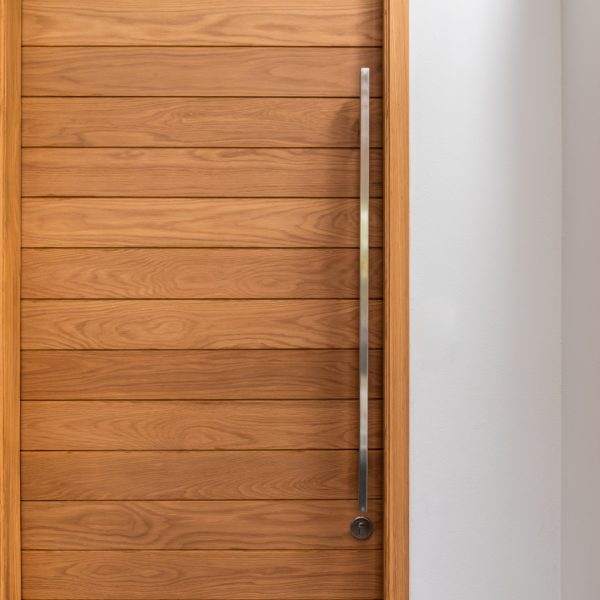 menuisier pour la pose d’une porte en bois près du Lavandou