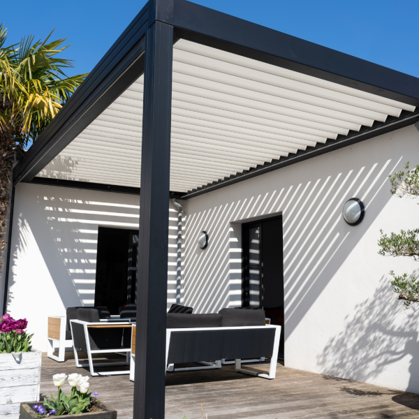 installation de pergola bioclimatique adossée à Carqueiranne