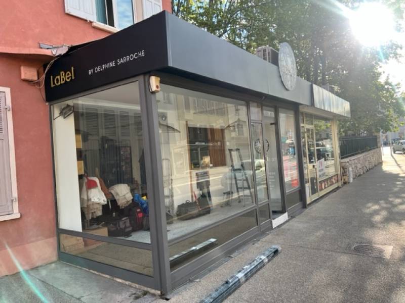 prix pose vitrine alu magasin dans le Var
