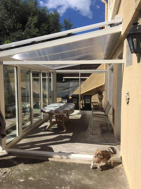Véranda en aluminium avec toiture en polycarbonate