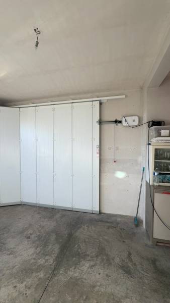 porte de garage sectionnelle au design élégant et contemporain.