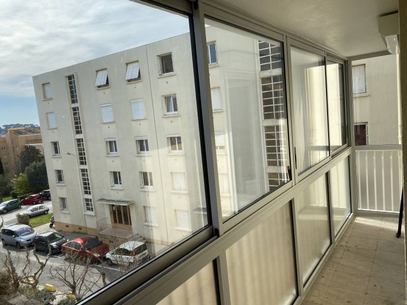 Comment fermer votre terrasse grâce à l'installation de fenêtres avec volets roulants en alu ?