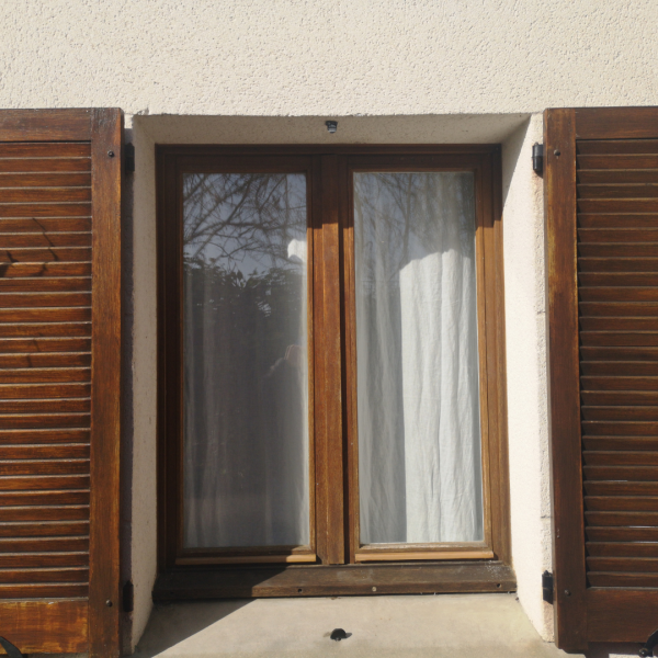 Volets persiennes repliables en bois installés à La Garde