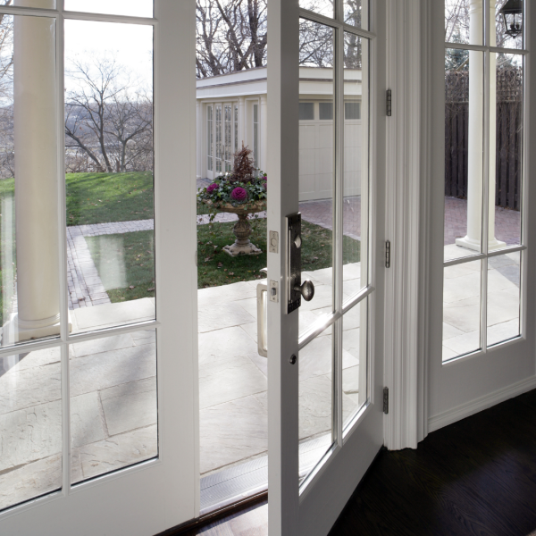 menuisier pour l'installation de porte fenêtre en PVC à La Ciotat