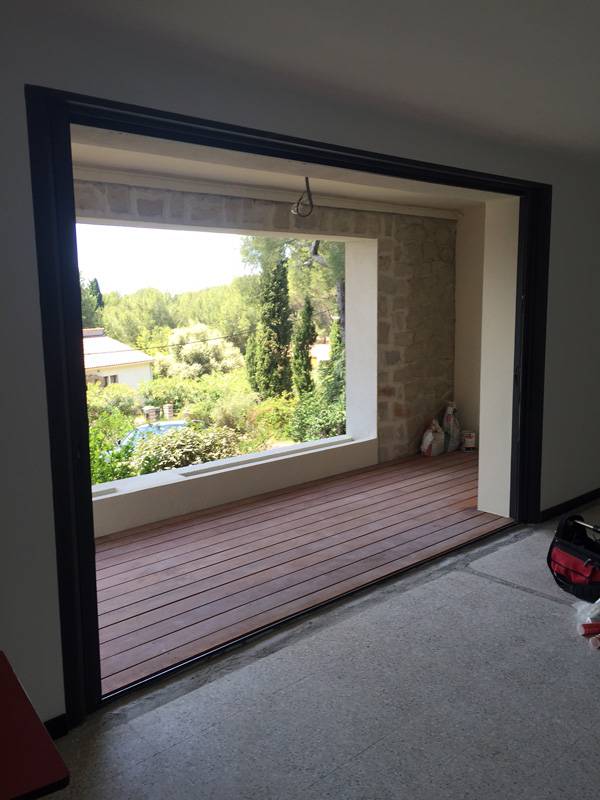 Grande baie coulissante à galandage en alu au style design et moderne gris anthracite près de Toulon & dans le var