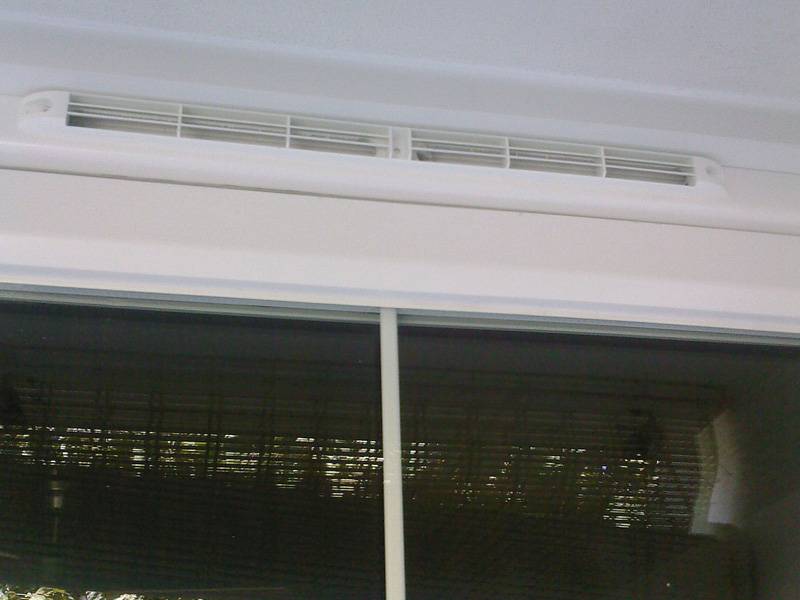 Aération d'une fenêtre PVC d'un appartement à la Garde - Conception de  menuiseries sur-mesure à La Valette du Var - Baie à Bat