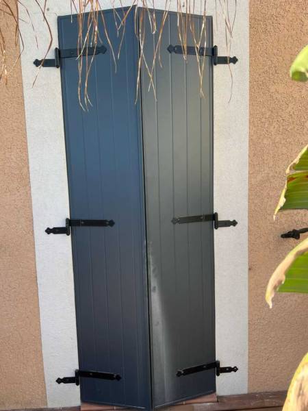 VOLET BATTANT EN ALUMINUIM SUR LA GARDE